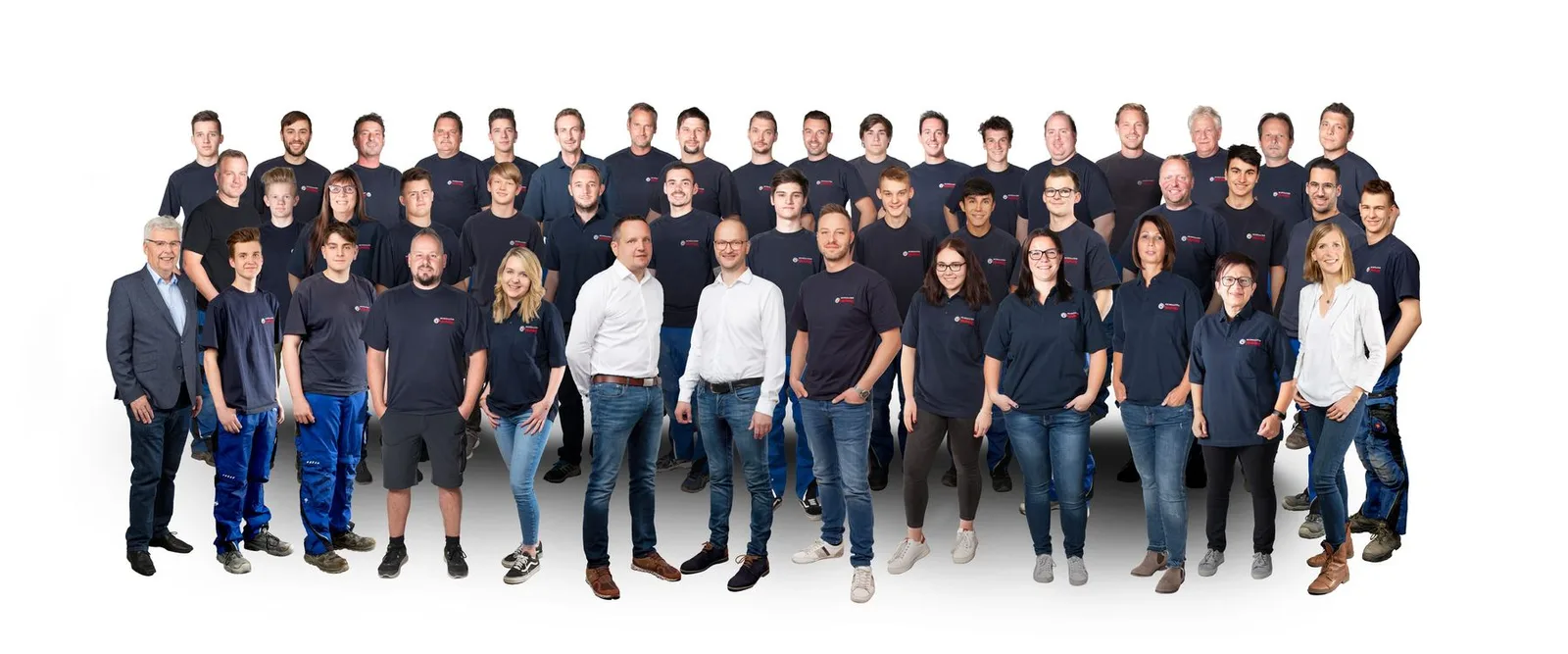 Gruppenfoto des Neubauer-Teams in dunkelblauer Firmenkleidung vor weißem Hintergrund