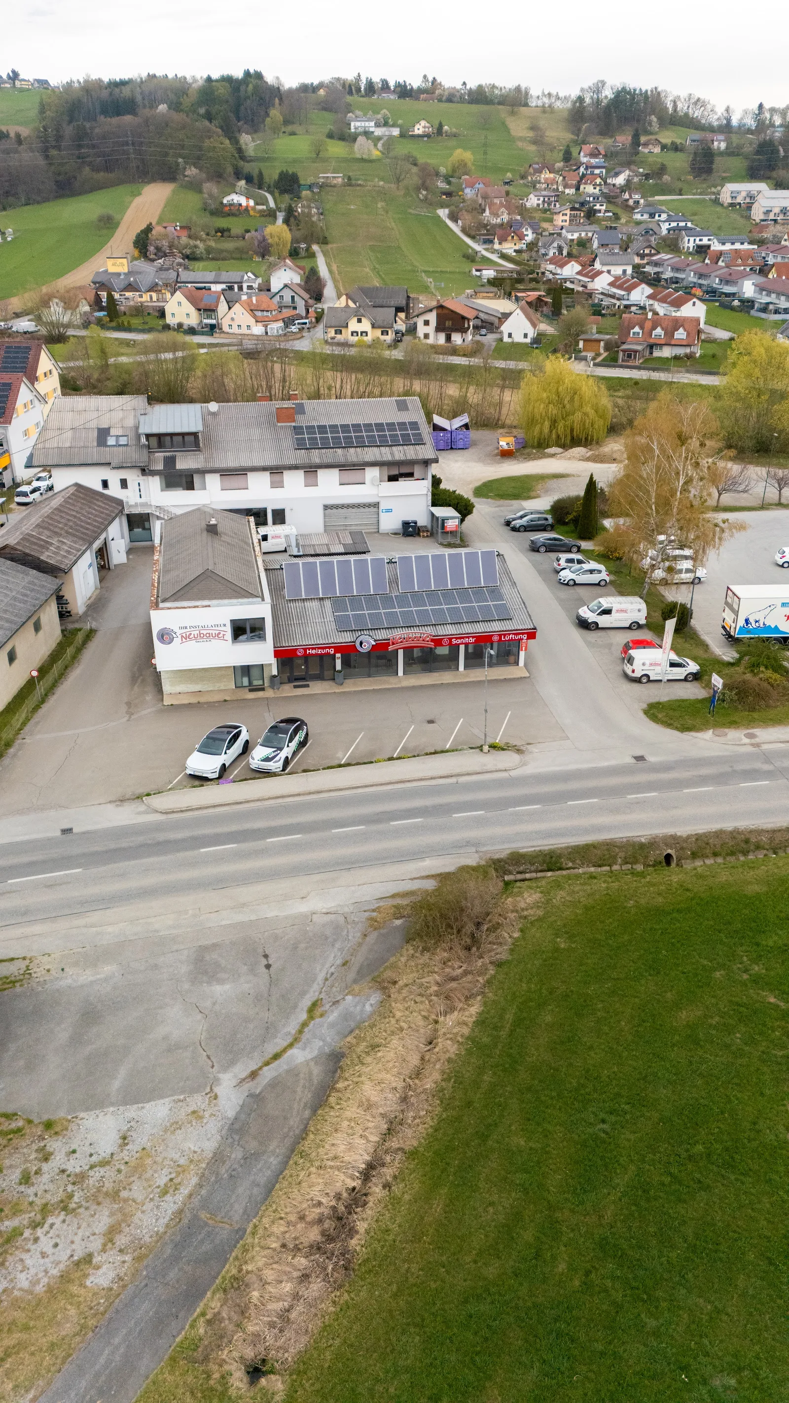 Das Firmengelände an der Hauptstraße in Eggersdorf von oben, dahinter der Ort