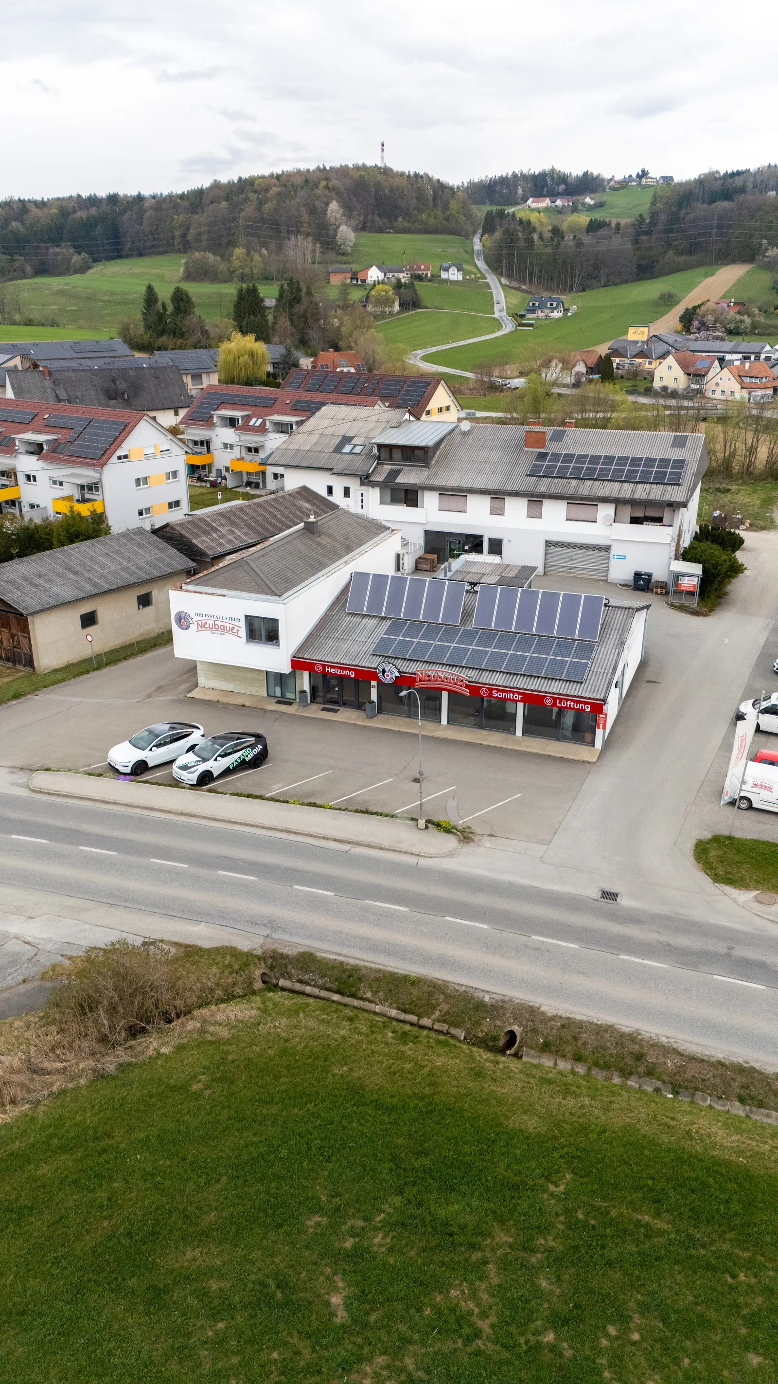 Luftbild von Eggersdorf mit dem Neubauer-Betriebsgebäude an der Straße